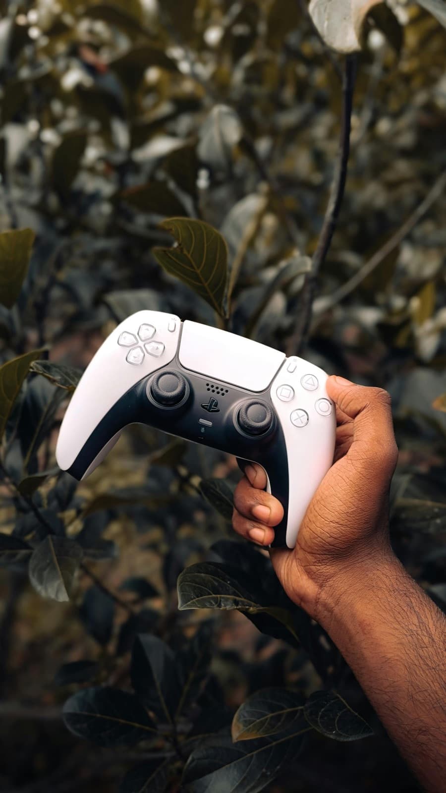 Manette PS5 DualSense tenue en main